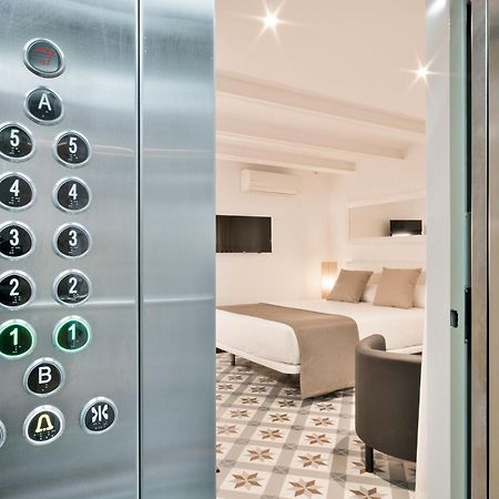 Uma Suites Sagrada Familia Barcelona Exterior photo