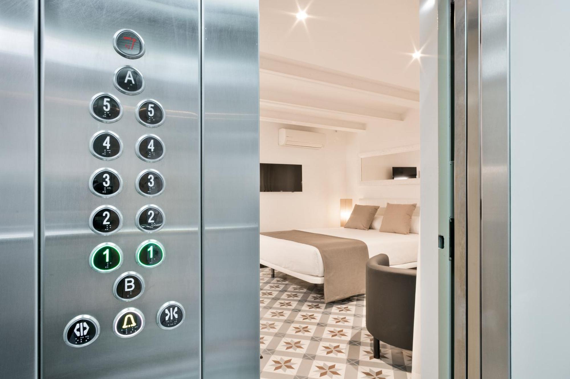 Uma Suites Sagrada Familia Barcelona Exterior photo